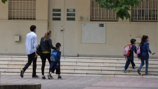 imagen Para la DGE, sólo adhirieron al paro 47 de los 54 mil docentes