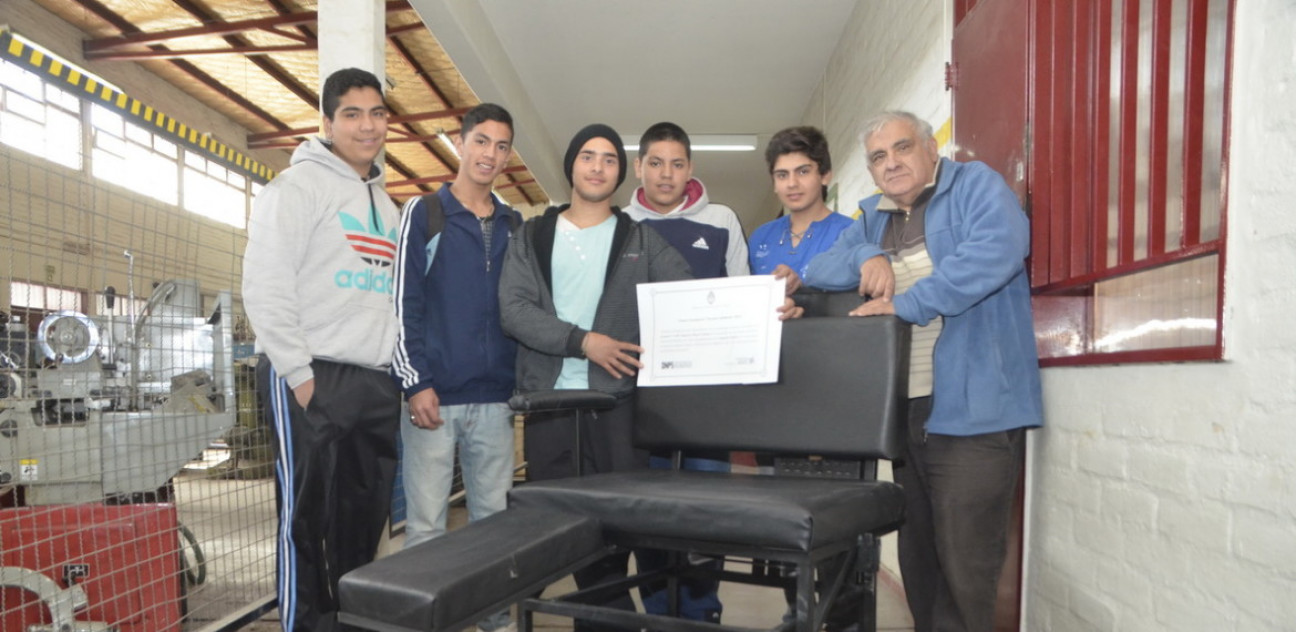imagen Alumnos crearon una silla de ruedas para personas con obesidad