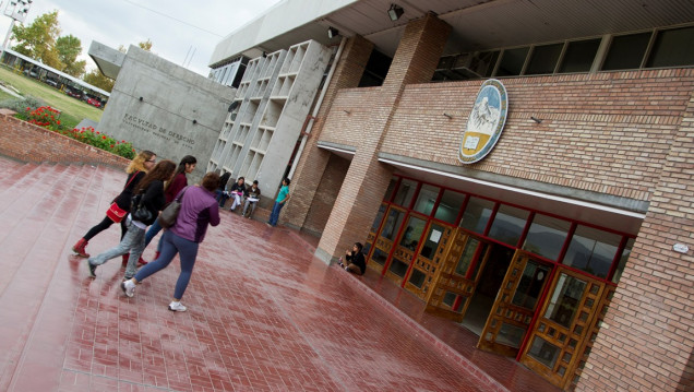 imagen "Queremos capacitar profesionales para colaborar con la sociedad"        