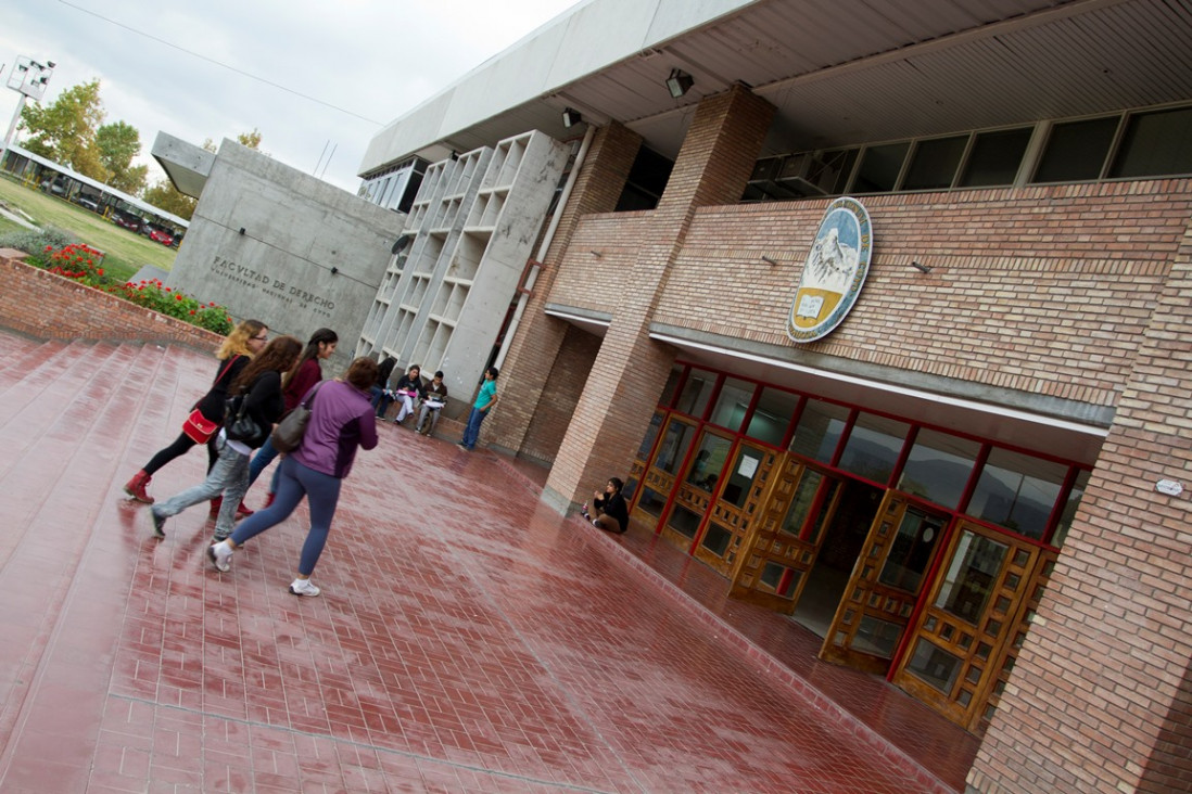 imagen "Queremos capacitar profesionales para colaborar con la sociedad"        
