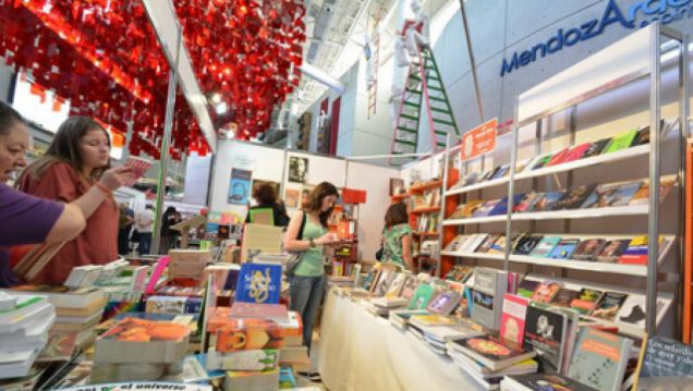 imagen Continúan las actividades y las visitas en la Feria del Libro
