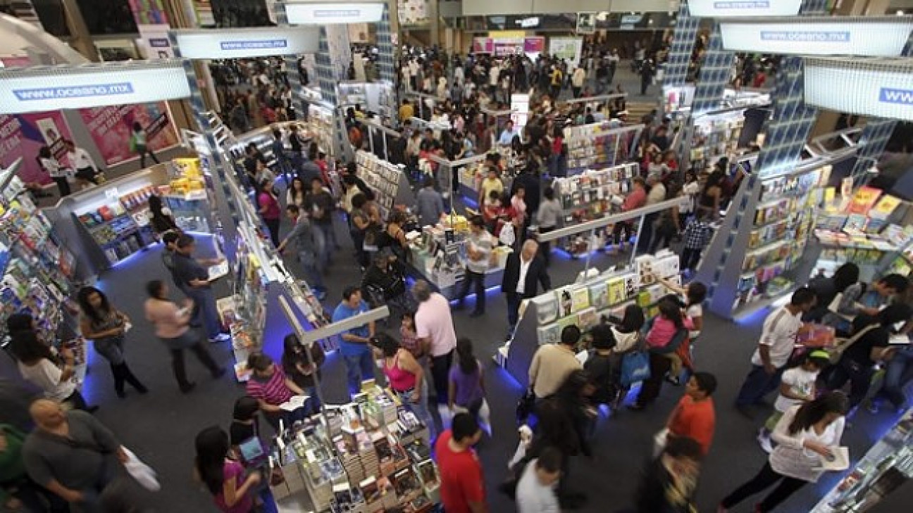 imagen [MÓVIL] La EDIUNC exhibió 25 publicaciones en la Feria de Guadalajara.