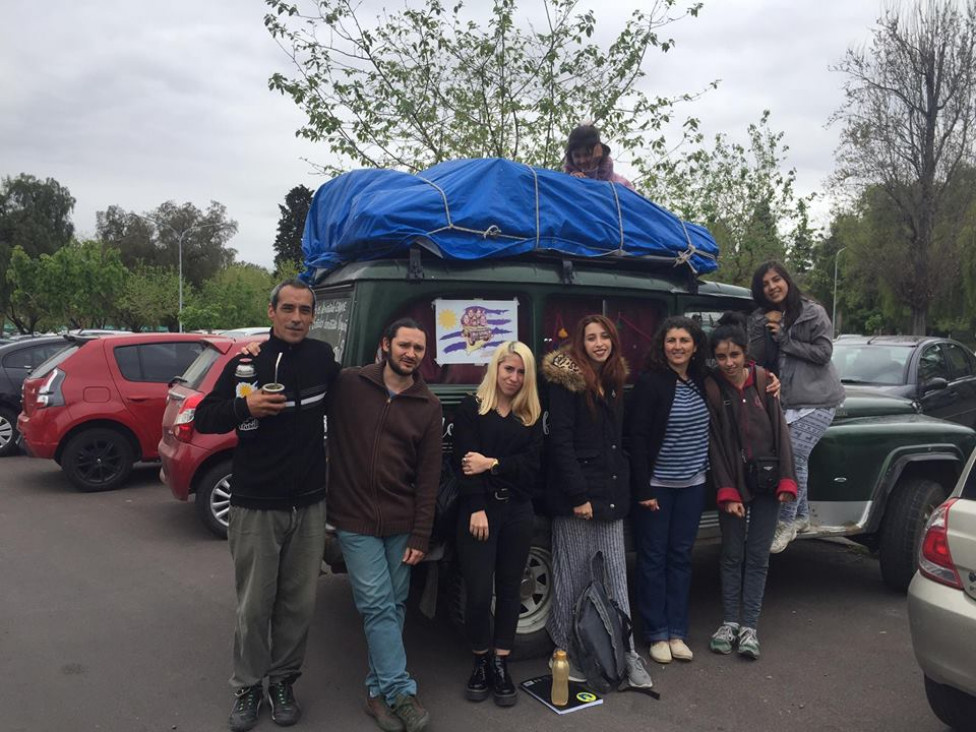 imagen Una familia que recorre América en su Estanciera llegó a Mendoza