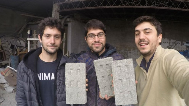 imagen Tres jóvenes fabrican ladrillos con botellas plásticas para usar en la construcción