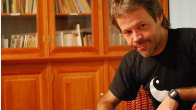 imagen Gabo Ferro llega a Mendoza a presentar su libro de poemas "Costurera Carpintero"