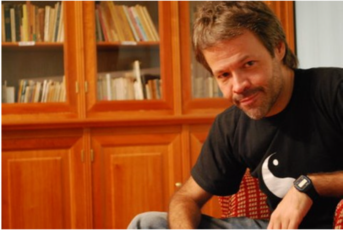 imagen Gabo Ferro llega a Mendoza a presentar su libro de poemas "Costurera Carpintero"