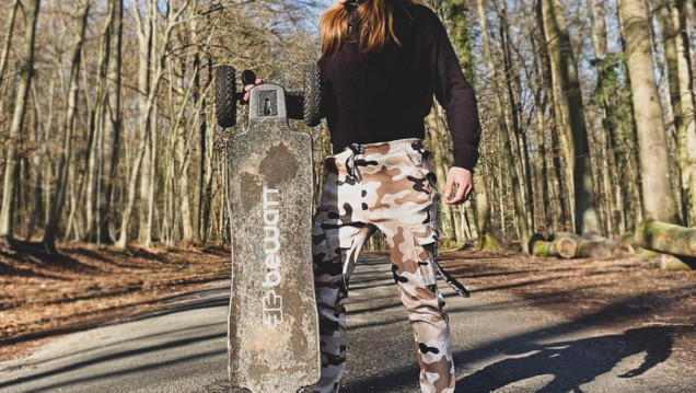 imagen Una mendocina buscará cruzar los cinco continentes con su skateboard eléctrico