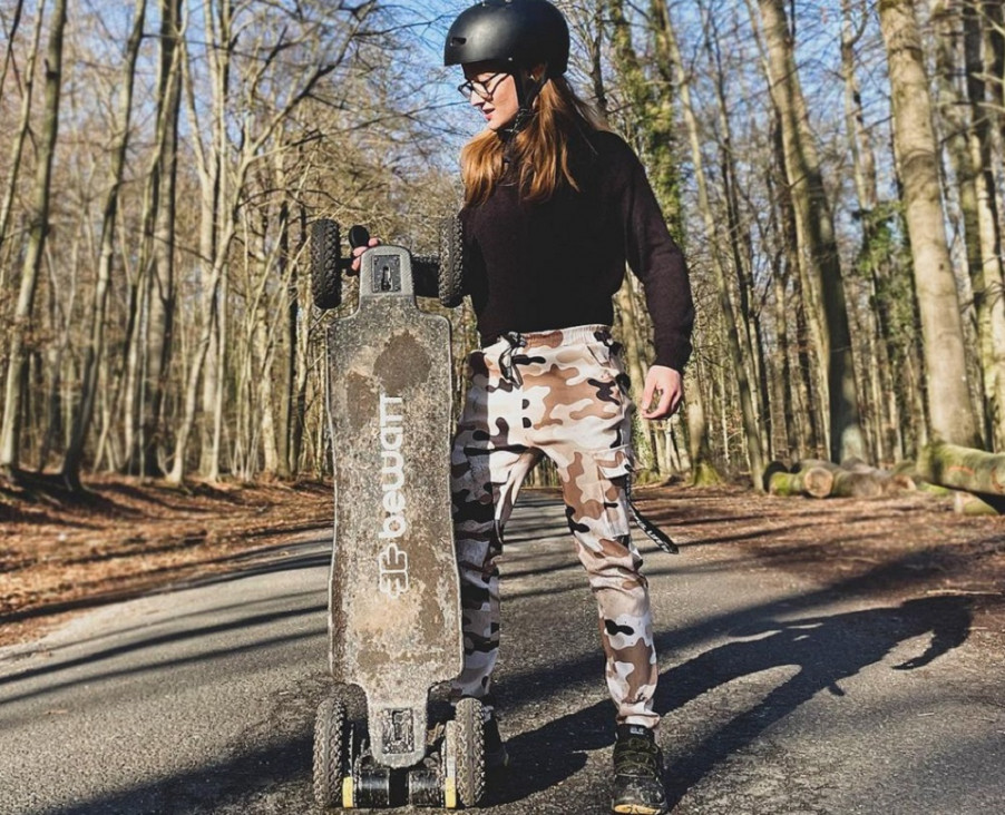 imagen Una mendocina buscará cruzar los cinco continentes con su skateboard eléctrico