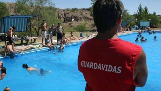 imagen Con peras y manzanas: así trabajan las y los guardavidas de Mendoza
