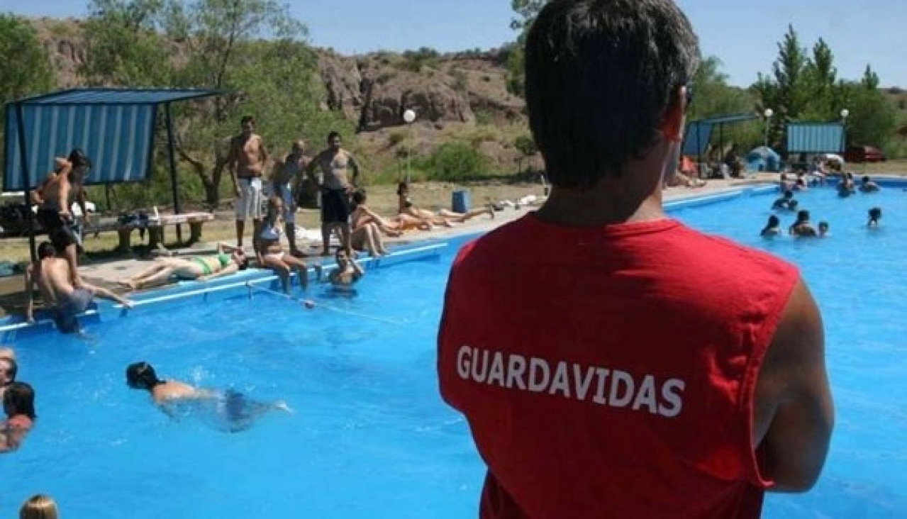 imagen Con peras y manzanas: así trabajan las y los guardavidas de Mendoza