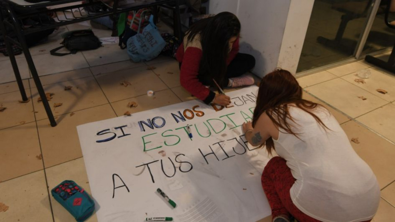 imagen Tomaron el Instituto Normal Superior Tomás Godoy Cruz