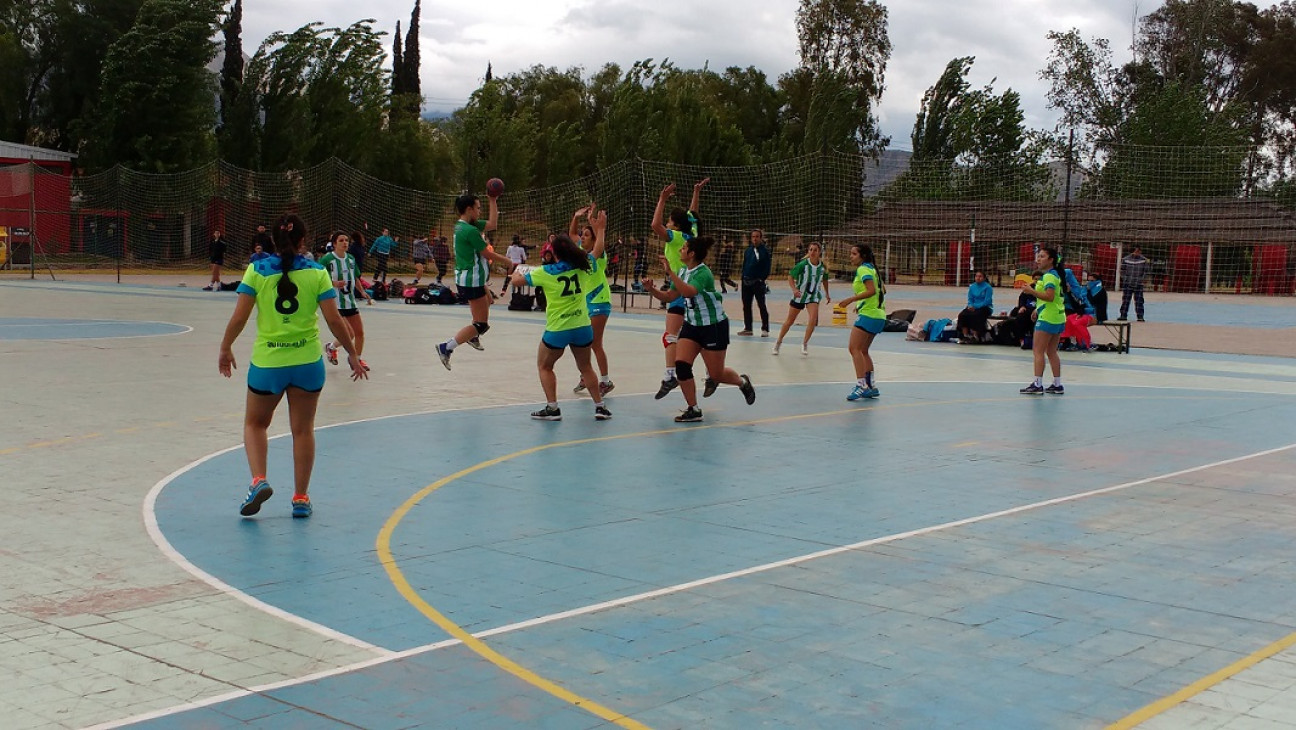 imagen Balonmano femenino: Pusieron primera
