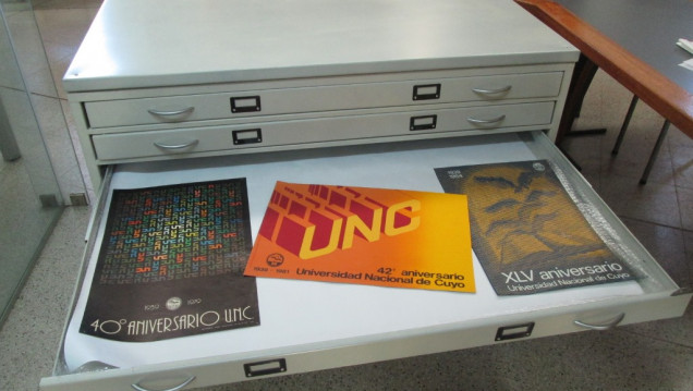 imagen Se estrenan muebles para conservar documentos históricos de la UnCuyo