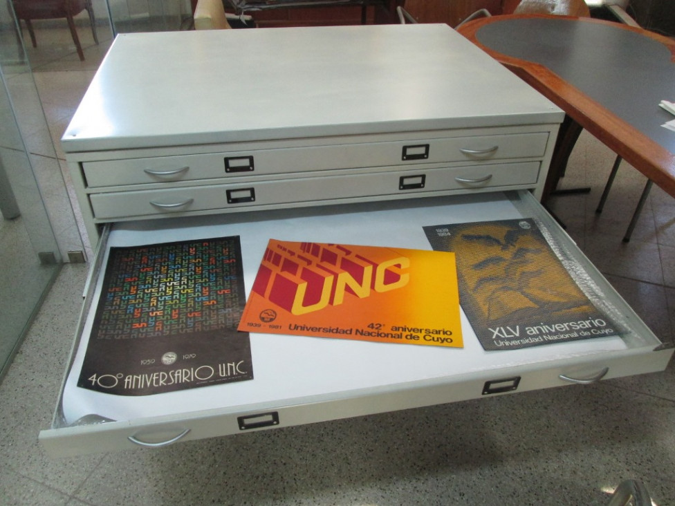 imagen Se estrenan muebles para conservar documentos históricos de la UnCuyo