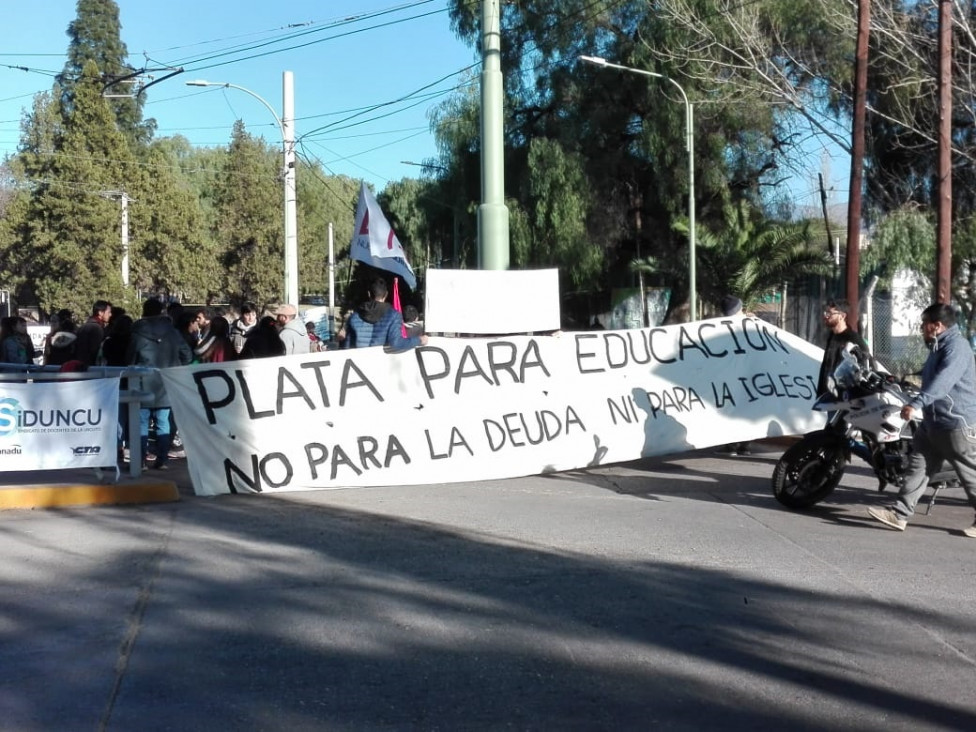 imagen Jornada de protesta en el ingreso a la UNCUYO