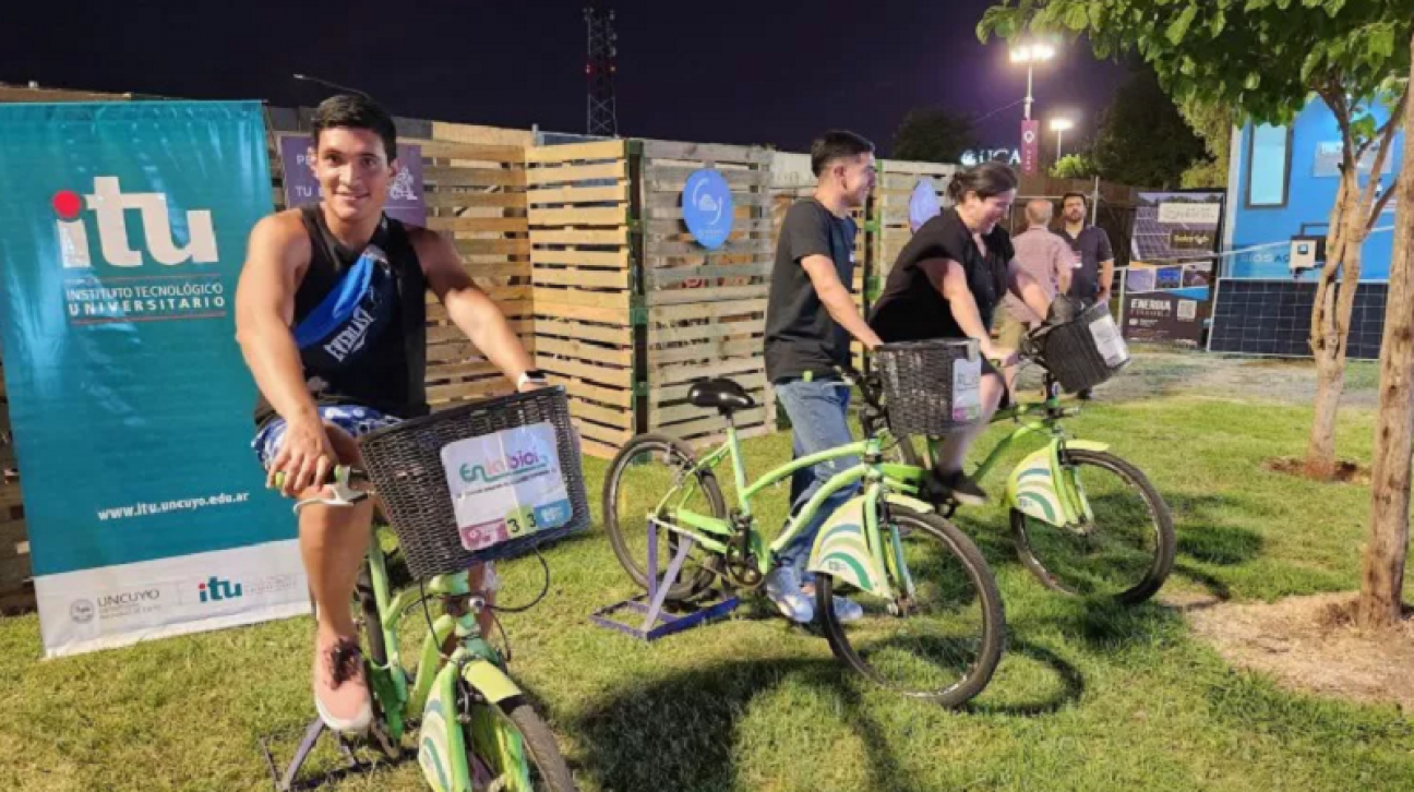 imagen Cómo fue el camino de los estudiantes de la UNCUYO que diseñaron un prototipo para cargar celulares con una bici