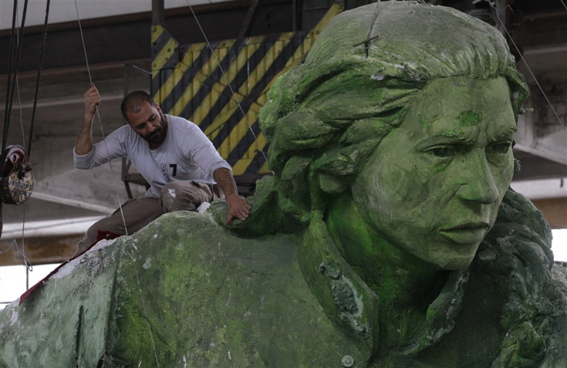 imagen Juana Azurduy, en los jardines de la casa Rosada