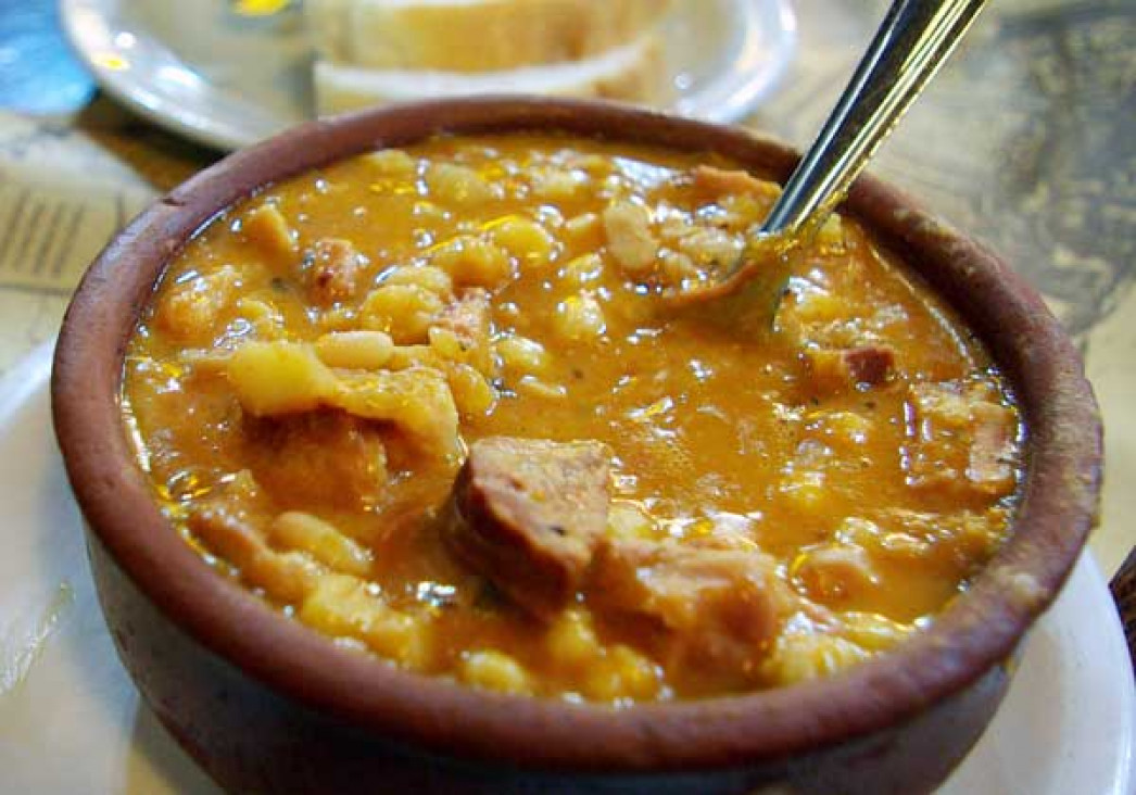 imagen Locro para 1800 personas en el Comedor Universitario