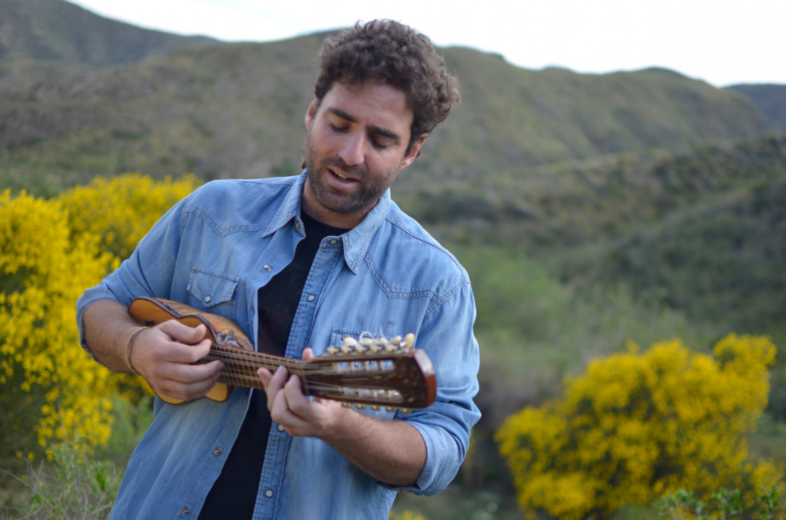imagen Lucho Aberastain nos adelanta su primer disco, "Andando el camino"