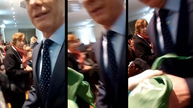imagen Florencia Freijo le entregó un pañuelo verde a Macri