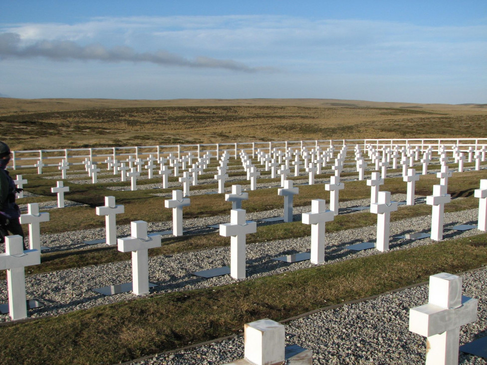 imagen La Cruz Roja identifica a soldados caídos en Malvinas