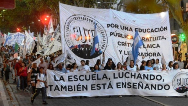 imagen Marcha de las Antorchas: varios gremios se unieron al SUTE para pedir la reapertura de paritarias  