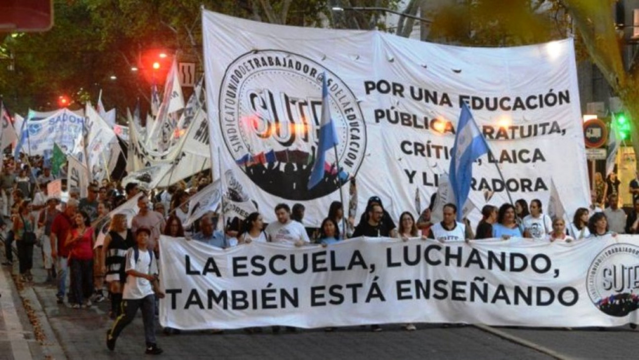 imagen Marcha de las Antorchas: varios gremios se unieron al SUTE para pedir la reapertura de paritarias  