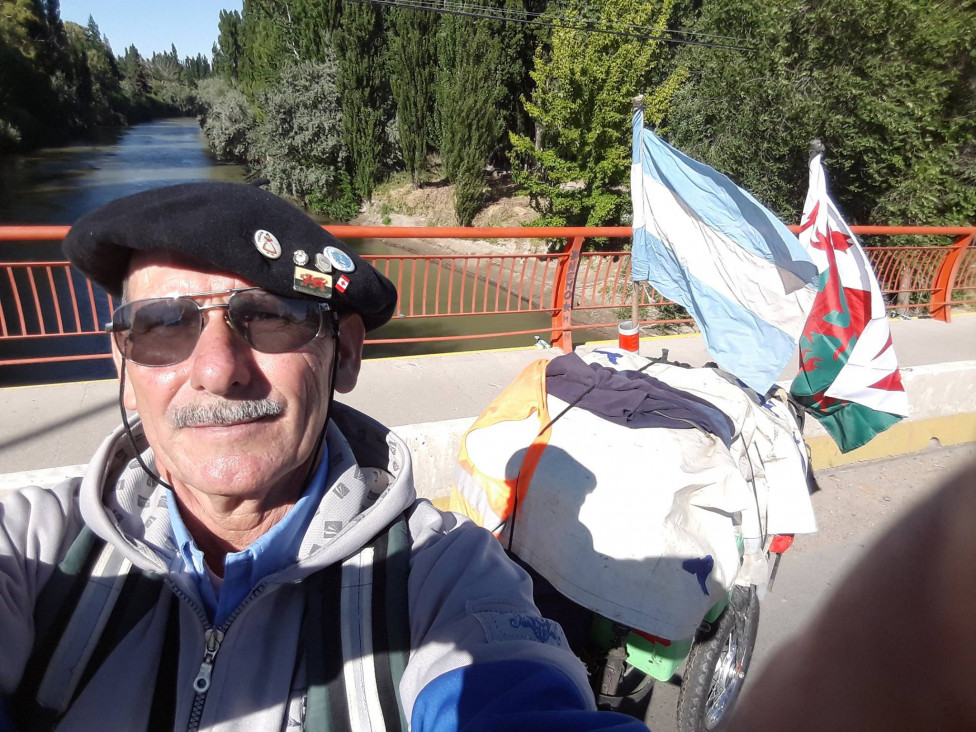 imagen Tiene 60 años y camina sin descanso hasta Alaska