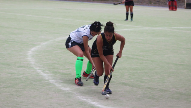 imagen hockey femenino sobre césped: Maza venció a Universidad de San Luis