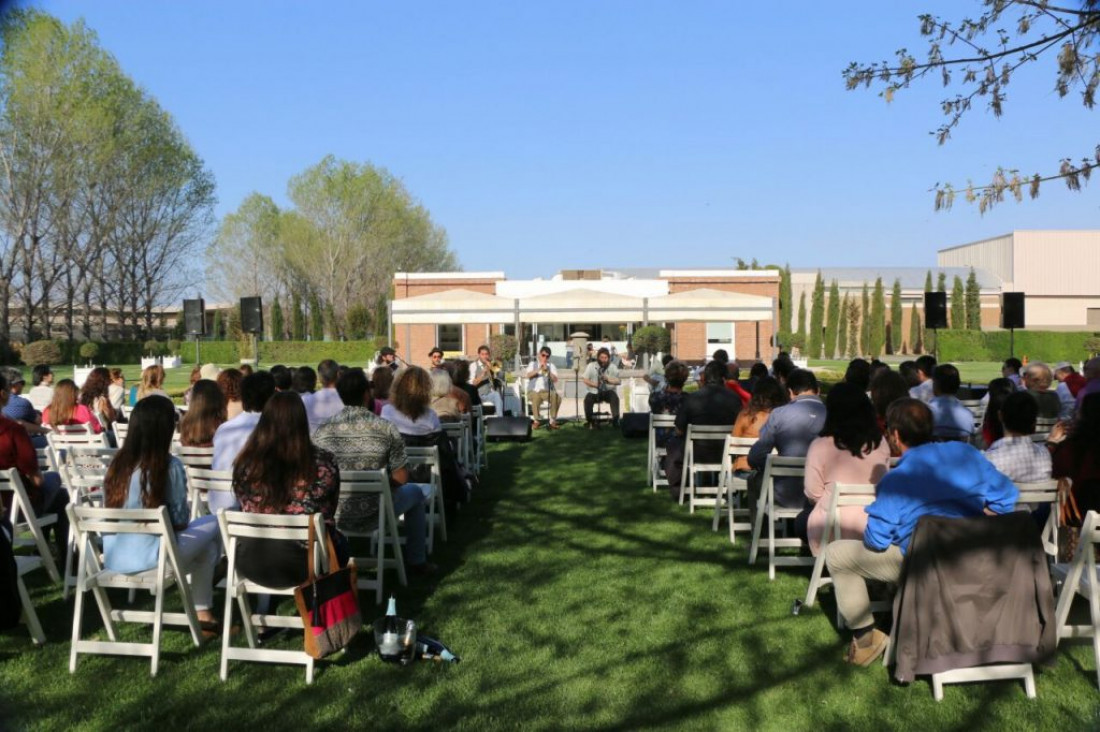 imagen Brindis de primavera y música en Luján