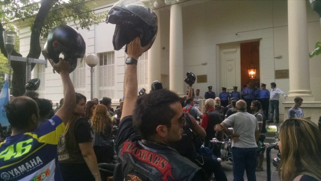 imagen Motociclistas protestaron contra la colocación de la patente en el casco