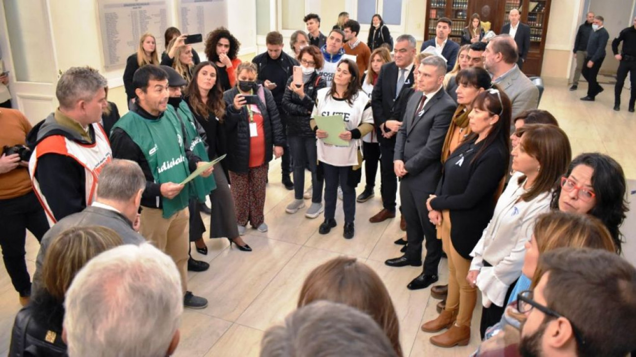 imagen Gremios estatales de Mendoza presentaron un proyecto en la Legislatura para "sanear" OSEP