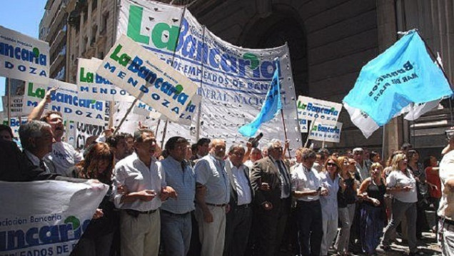 imagen "La banca extranjera opera políticamente con el ministro para incumplir acuerdos"