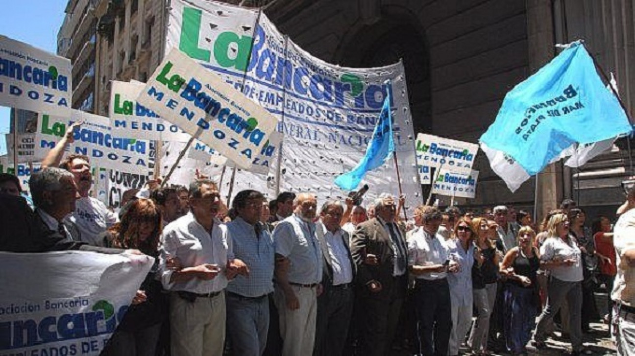 imagen "La banca extranjera opera políticamente con el ministro para incumplir acuerdos"