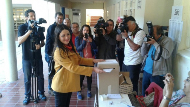 imagen En el inicio de los comicios votó la precandidata del FIT