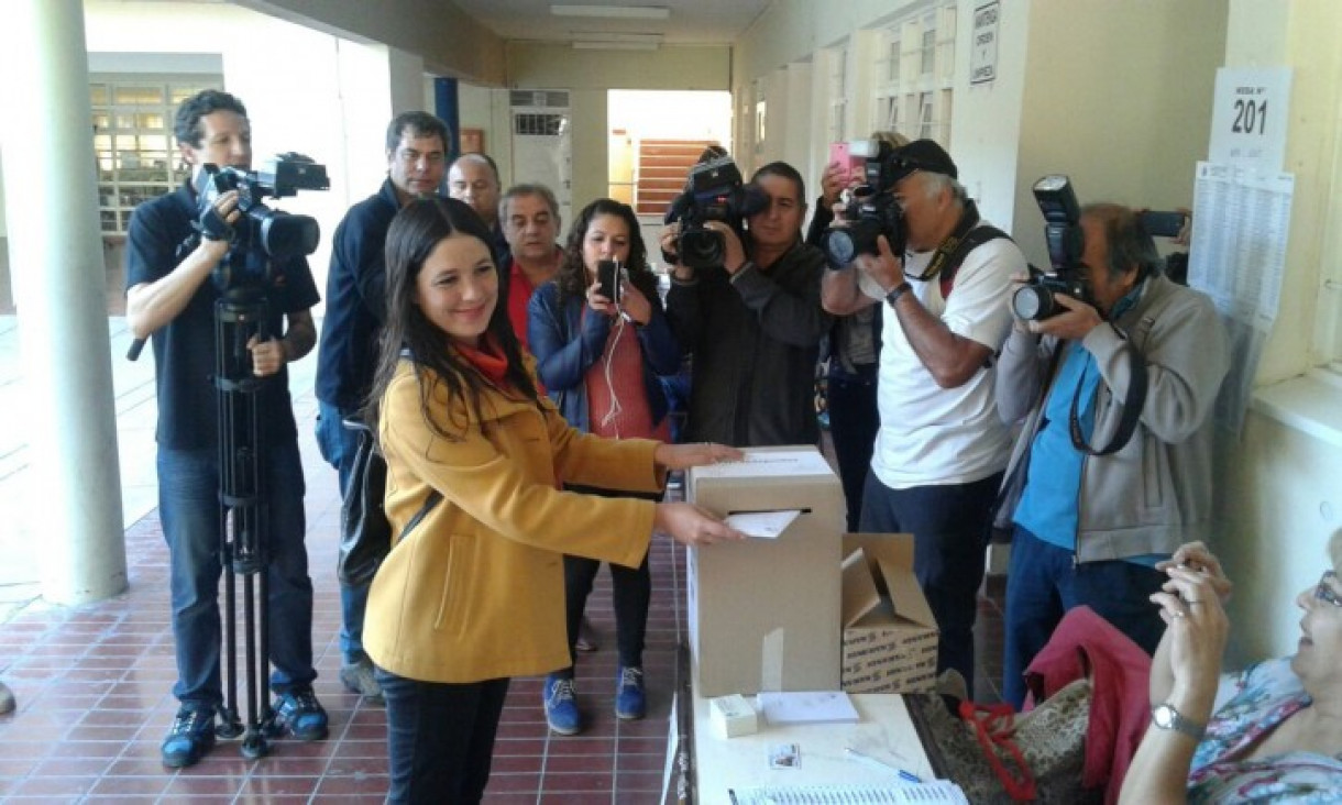 imagen En el inicio de los comicios votó la precandidata del FIT