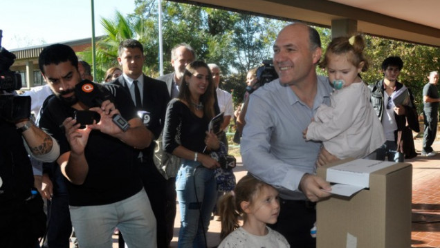 imagen El voto de Guillermo Carmona, uno de los precandidatos del FPV