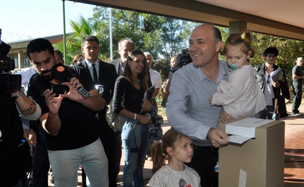 imagen El voto de Guillermo Carmona, uno de los precandidatos del FPV