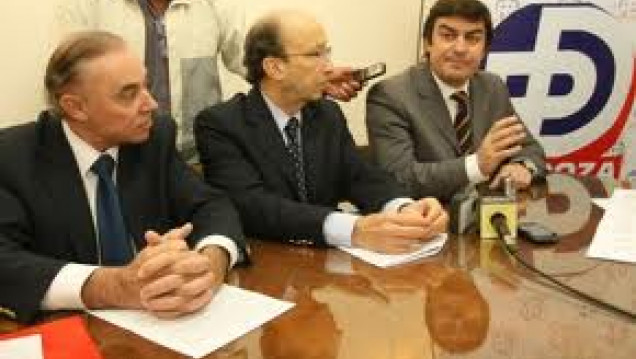 imagen Café Universidad - Refoma de la Constitución - Ruptura entre la UCR y el PD