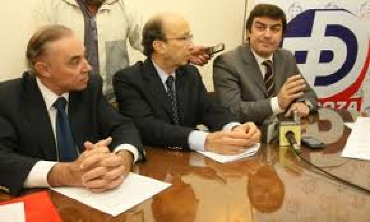 imagen Café Universidad - Refoma de la Constitución - Ruptura entre la UCR y el PD