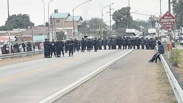 imagen Tenso intento de desalojo a trabajadores del ingenio Ledesma tras un reclamo salarial