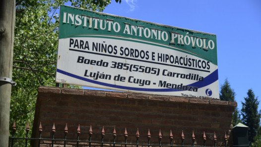 imagen Concentración en apoyo de padres y madres de víctimas de abuso en el Instituto Próvolo