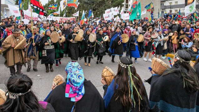 imagen Conmemoran el Día del Indio Americano con marchas para desterrar el racismo en Mendoza