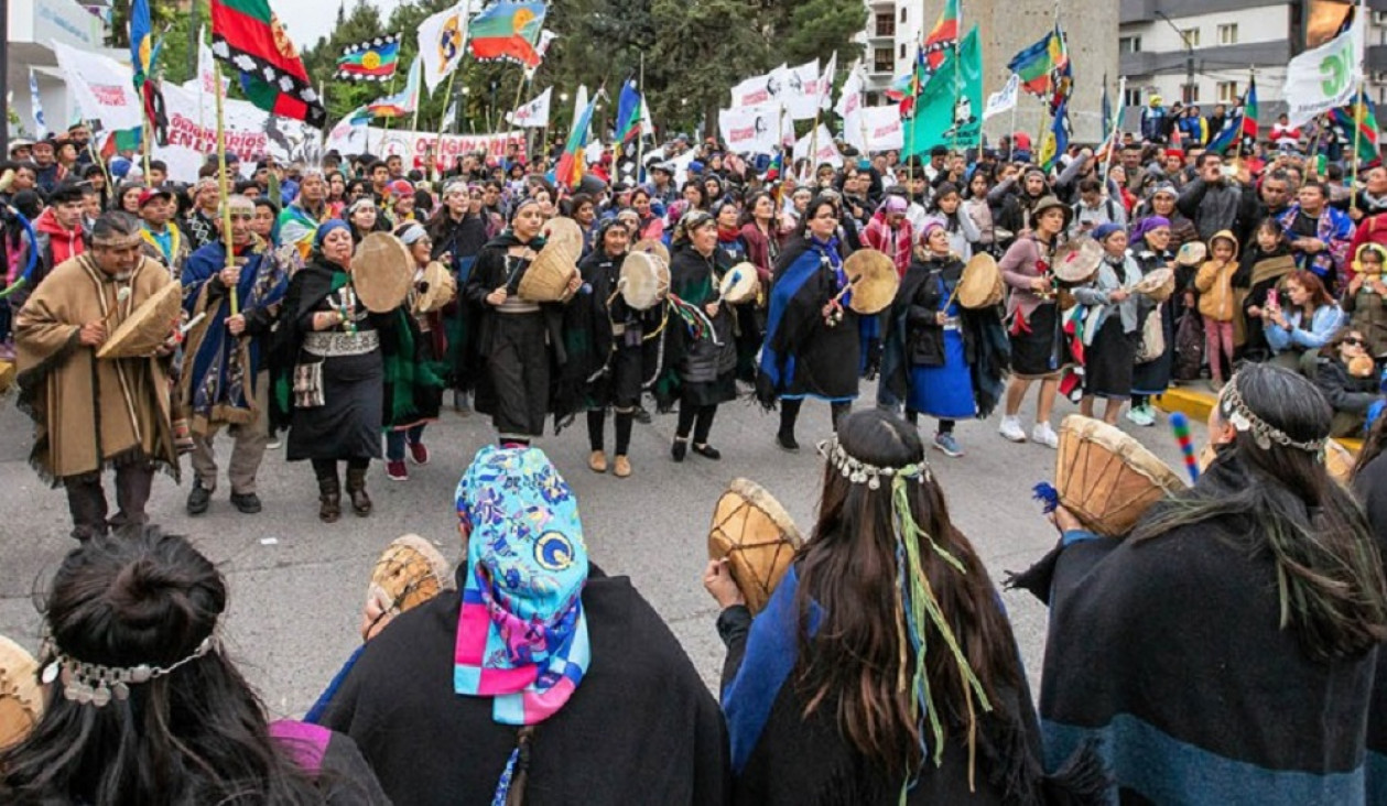 imagen Conmemoran el Día del Indio Americano con marchas para desterrar el racismo en Mendoza
