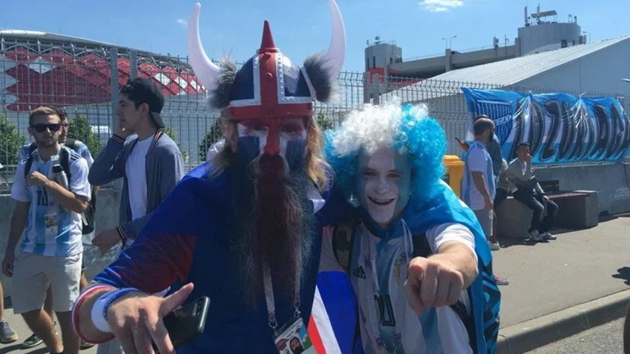 imagen Viajará a Qatar con 45 camisetas argentinas para intercambiarlas durante el Mundial