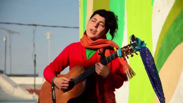 imagen Sofía Viola llega con su guitarra al Ciclo Wanaku