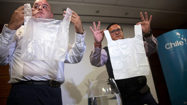 imagen Revolucionario invento: bolsas de plástico que se diluyen en el agua