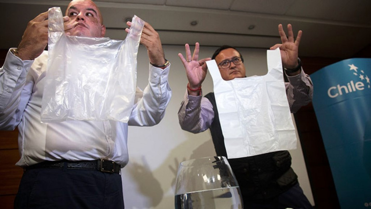 imagen Revolucionario invento: bolsas de plástico que se diluyen en el agua