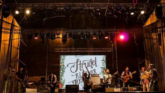 imagen Myrnabruc y la Strudel Klezmer Orkresta en el patio de QTH