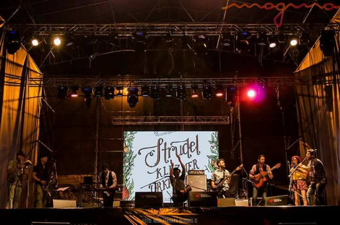 imagen Myrnabruc y la Strudel Klezmer Orkresta en el patio de QTH